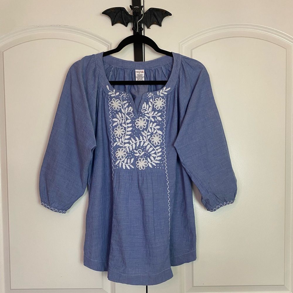 Abrazo Embroidered Boho Blouse Blue & White Elegant Accents on sleeve size L